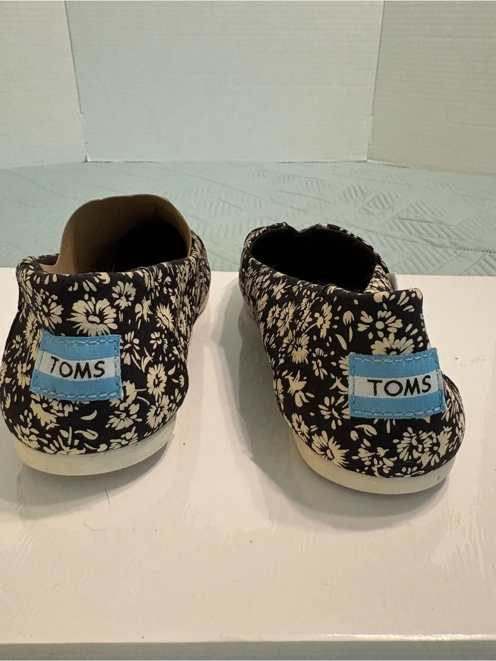 TOMS Classic Women’s Black & Cream Alpargata Flats Daisy Pattern Size 8